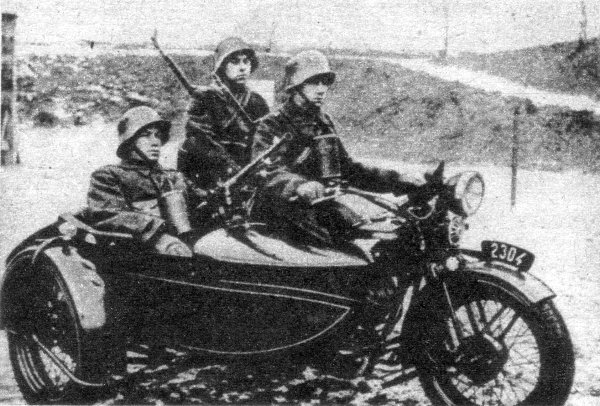 Sokół 1000 z wózkiem bocznym - patrol Wojska Polskiego